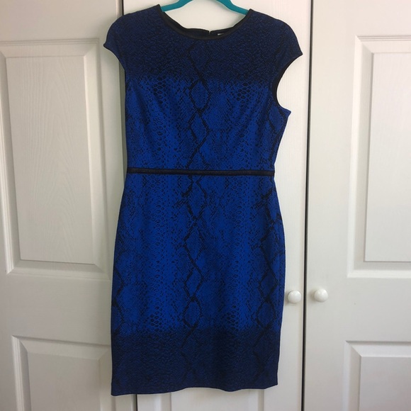 Dresses & Skirts - Blue snake print dress